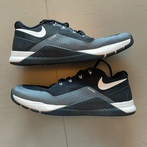 Nike flywire women’s shoe size 7 1/2. Used. Great for lifting.